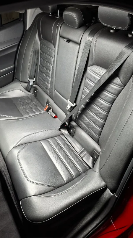 Full, Alfa Romeo Giulia, black leather interior