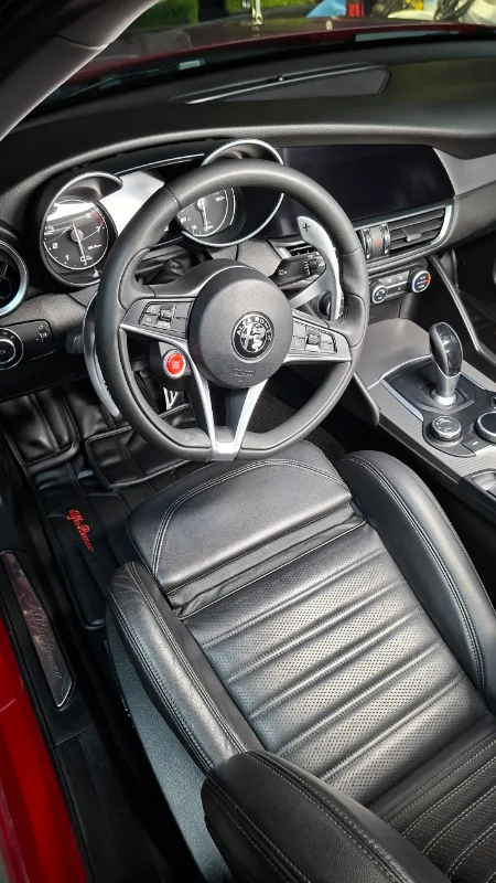 Full, Alfa Romeo Giulia, black leather interior