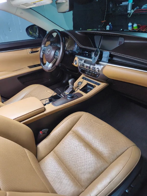Lexus ES, beige perforated leather cleaning